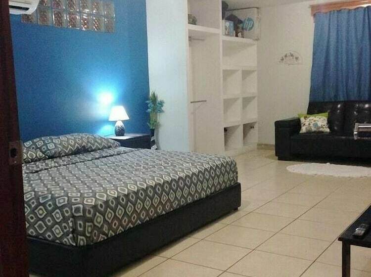 هتل Hostal Villa Catalina