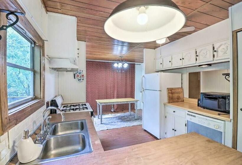 Edgemont Home With Deck About 9 Mi To Greers Ferry Lake!