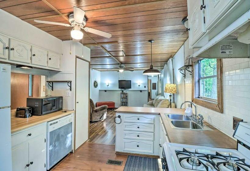 Edgemont Home With Deck About 9 Mi To Greers Ferry Lake!