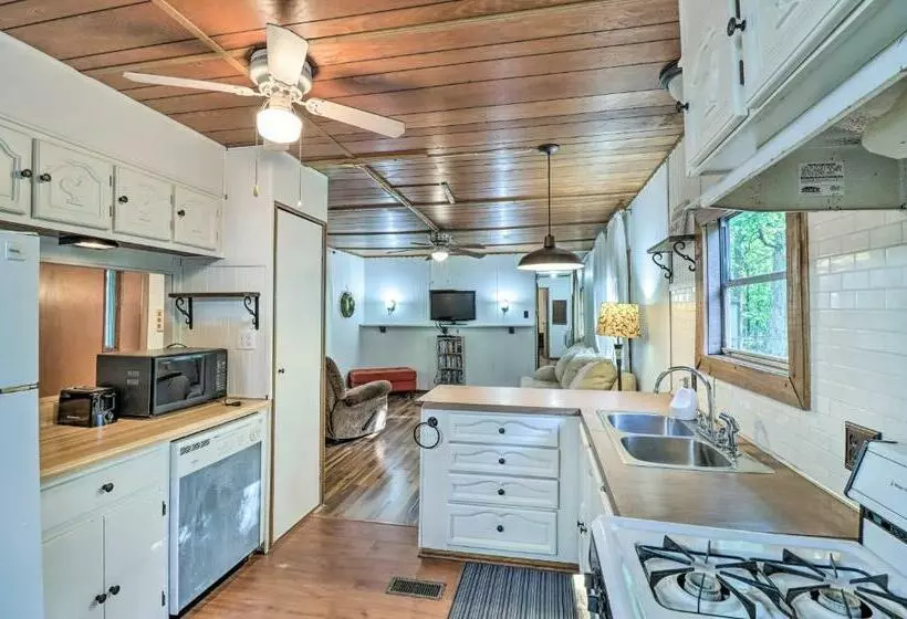 Edgemont Home With Deck About 9 Mi To Greers Ferry Lake!