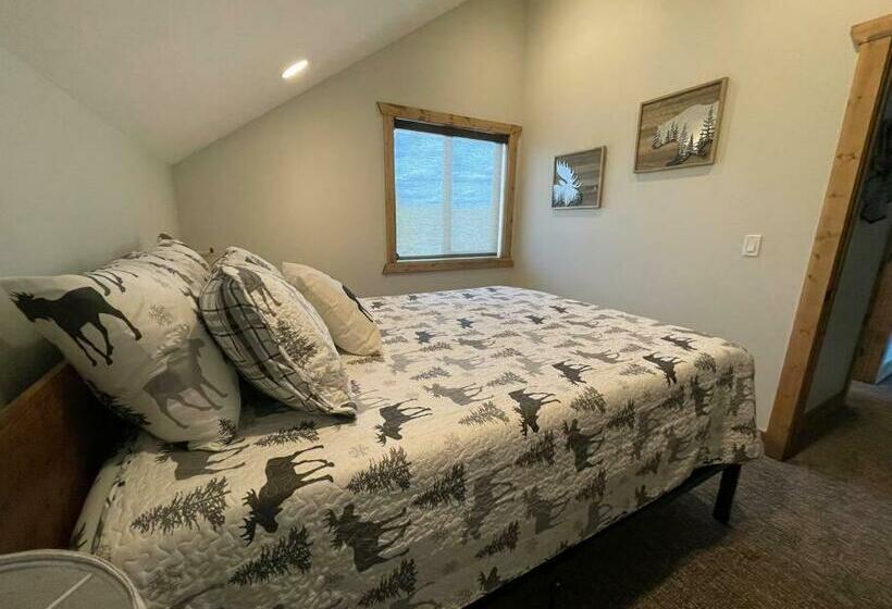 3501 Joseph Dr 30 Miles From Yellowstone Entrance!