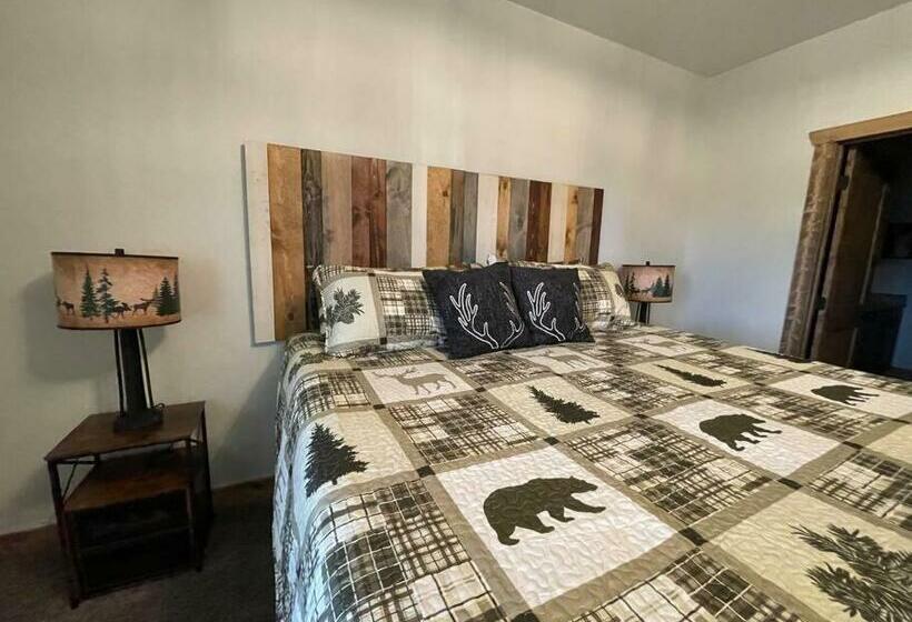 3501 Joseph Dr 30 Miles From Yellowstone Entrance!