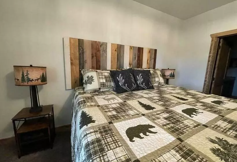 3501 Joseph Dr 30 Miles From Yellowstone Entrance!