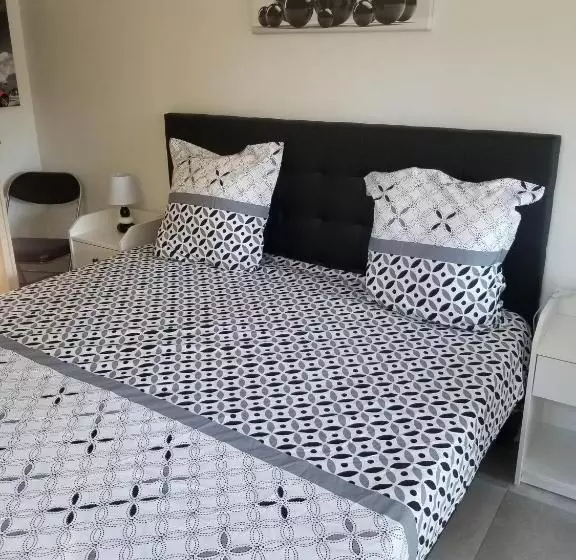 ベッドアンドブレックファースト Les Lauriers