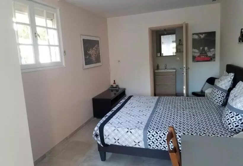 ベッドアンドブレックファースト Les Lauriers