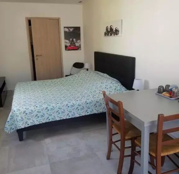 ベッドアンドブレックファースト Les Lauriers