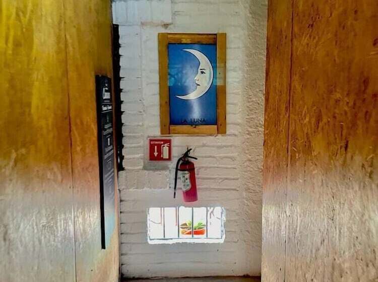 ホテル Canova Hostel & Pizza