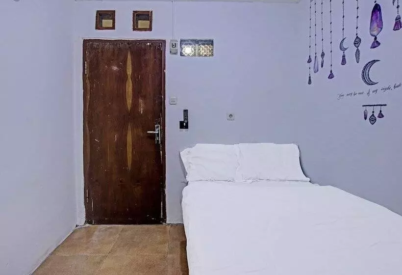 Hotelli Spot On 91506 Kedai Cinta Guest House