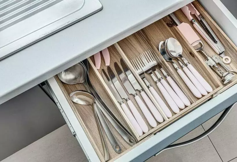 Ari Rose Apartment With Cozy Balcony