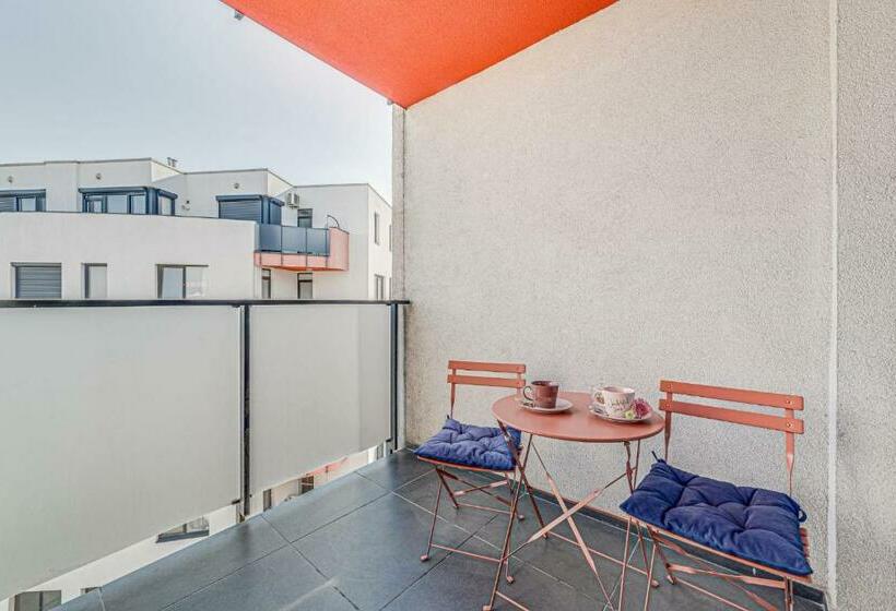 Ari Rose Apartment With Cozy Balcony