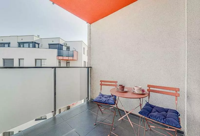 Ari Rose Apartment With Cozy Balcony