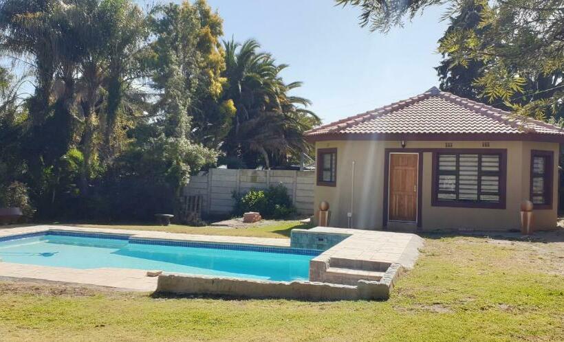 צימר Poolside Haven