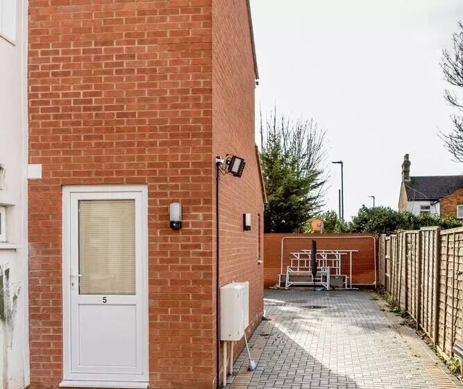 Bedford Hospitalsouth Wing4 Guests3 Bedswifi