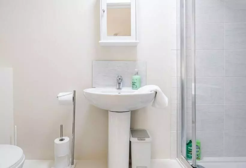 Bedford Hospitalsouth Wing4 Guests3 Bedswifi