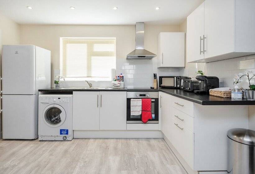 Bedford Hospitalsouth Wing4 Guests3 Bedswifi