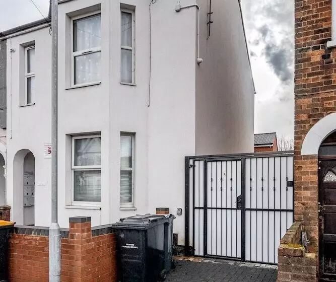 Bedford Hospitalsouth Wing4 Guests3 Bedswifi