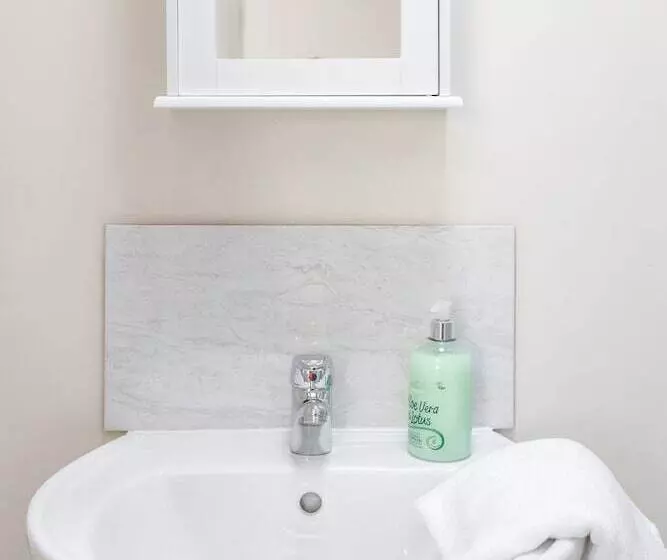 Bedford Hospitalsouth Wing4 Guests3 Bedswifi