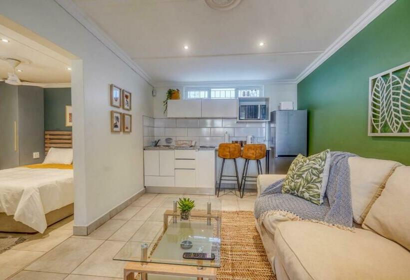 Hampton Collection Trendy 2 Sleeper Apartment With Pool