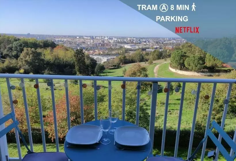 Le Panoramique   Parking, Tram A, Netflix