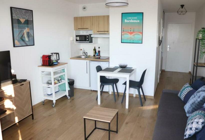 Le Panoramique   Parking, Tram A, Netflix