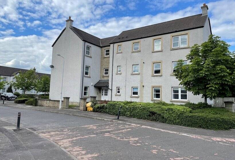 Beautiful 2 Bed Apartment In Renfrew