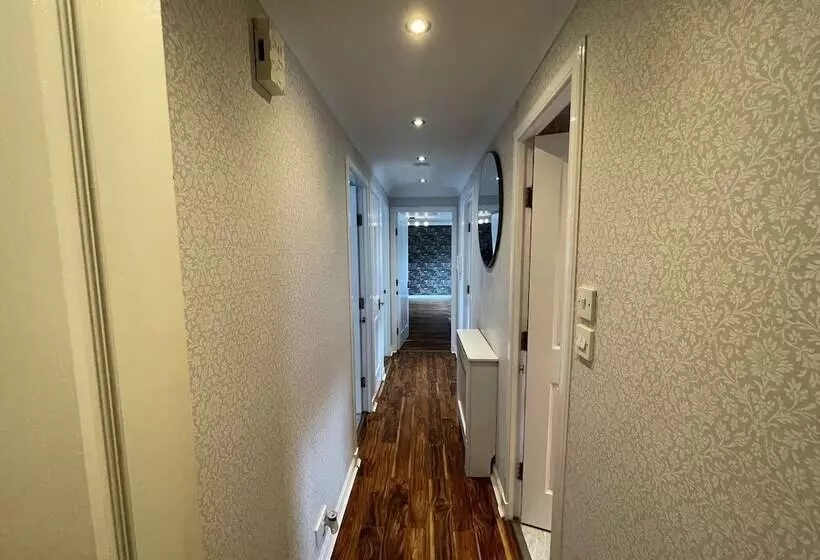 Beautiful 2 Bed Apartment In Renfrew