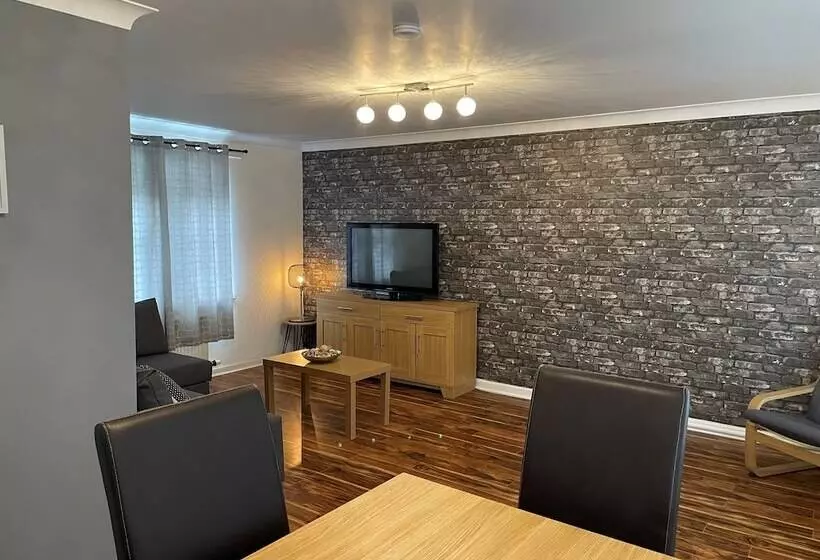 Beautiful 2 Bed Apartment In Renfrew