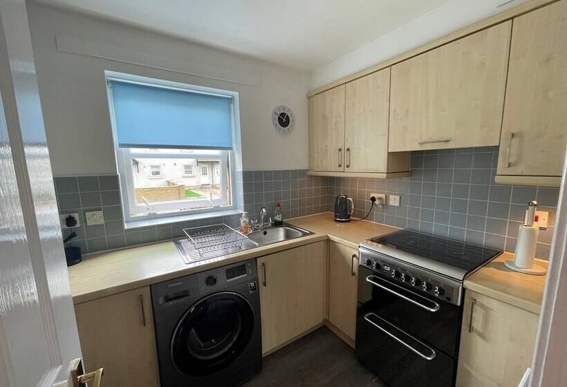 Beautiful 2 Bed Apartment In Renfrew
