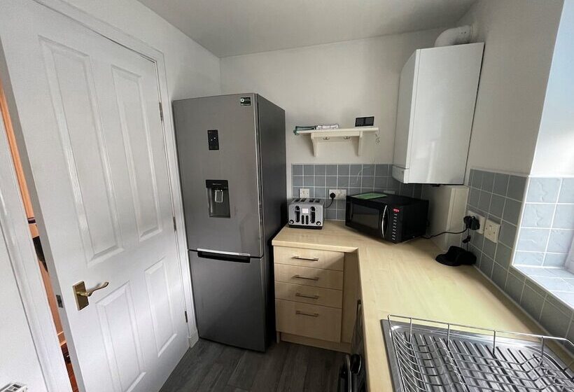 Beautiful 2 Bed Apartment In Renfrew