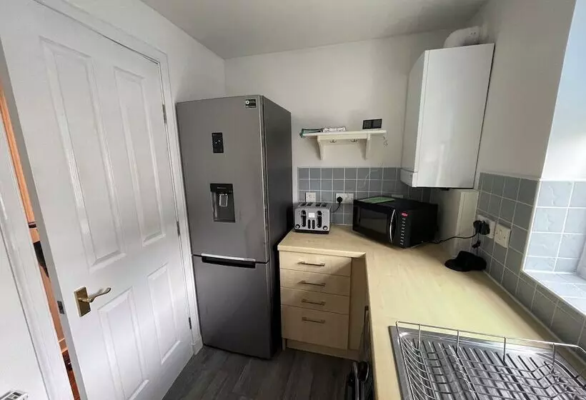 Beautiful 2 Bed Apartment In Renfrew