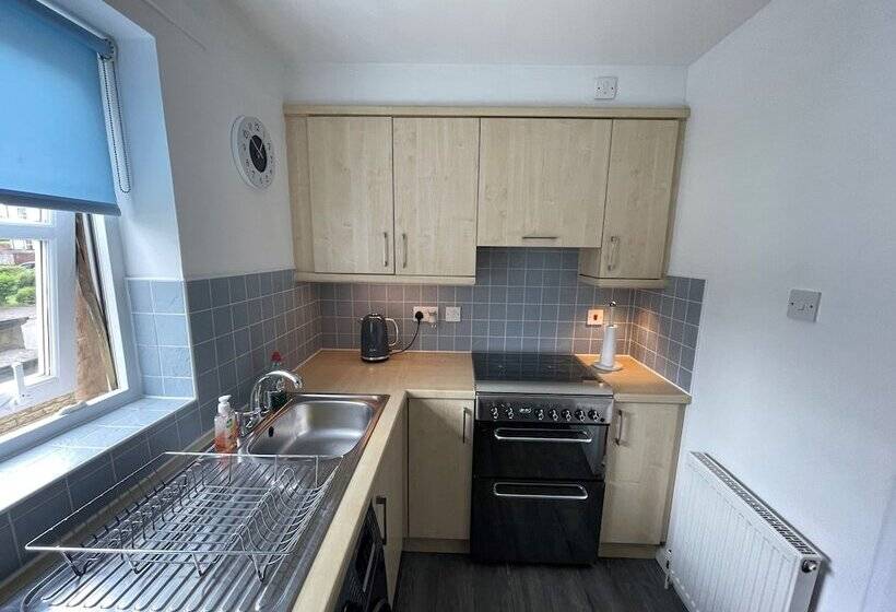 Beautiful 2 Bed Apartment In Renfrew