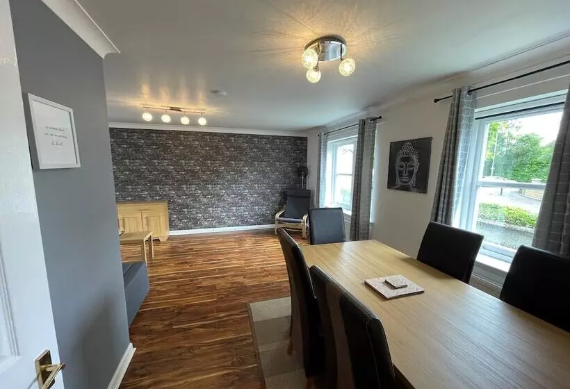 Beautiful 2 Bed Apartment In Renfrew