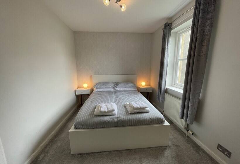 Beautiful 2 Bed Apartment In Renfrew