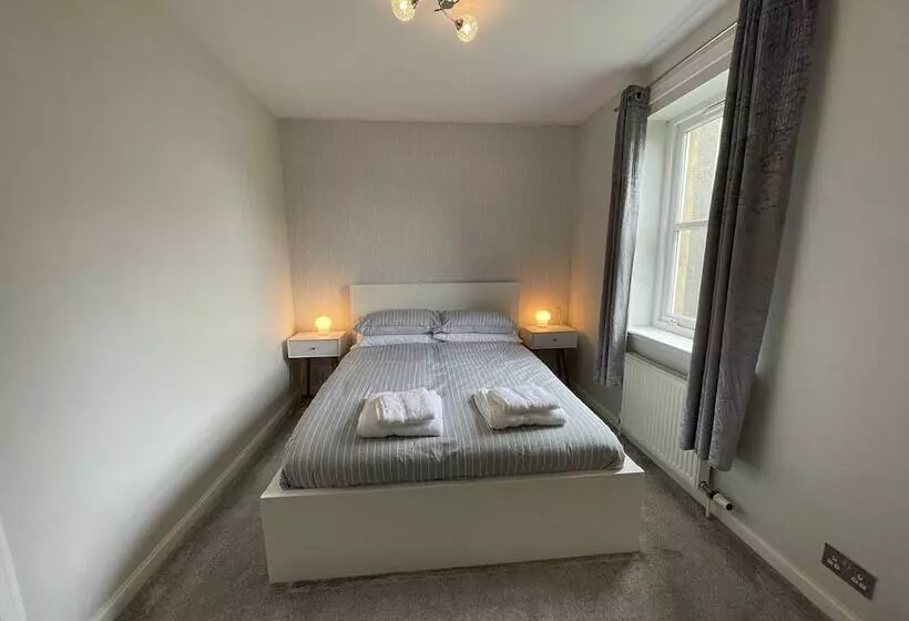 Beautiful 2 Bed Apartment In Renfrew