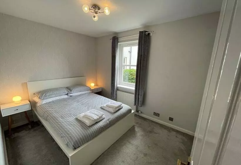 Beautiful 2 Bed Apartment In Renfrew