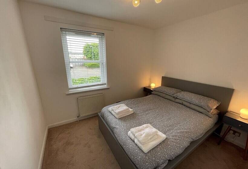 Beautiful 2 Bed Apartment In Renfrew