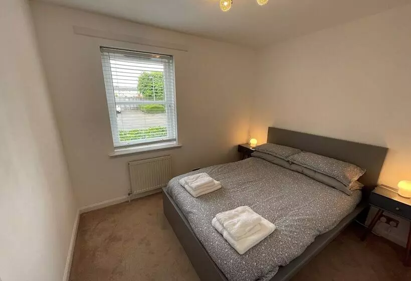 Beautiful 2 Bed Apartment In Renfrew