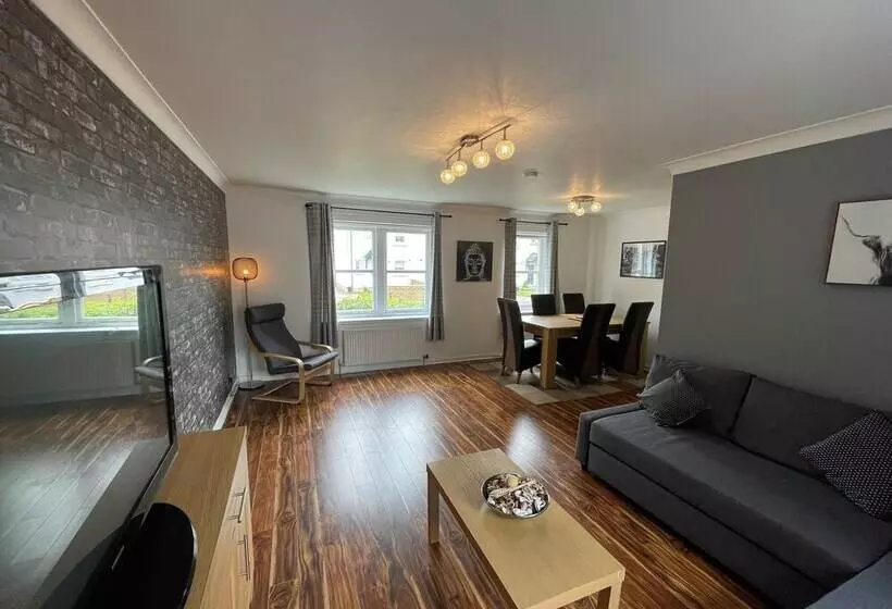 Beautiful 2 Bed Apartment In Renfrew