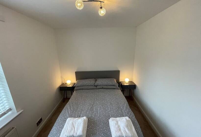 Beautiful 2 Bed Apartment In Renfrew