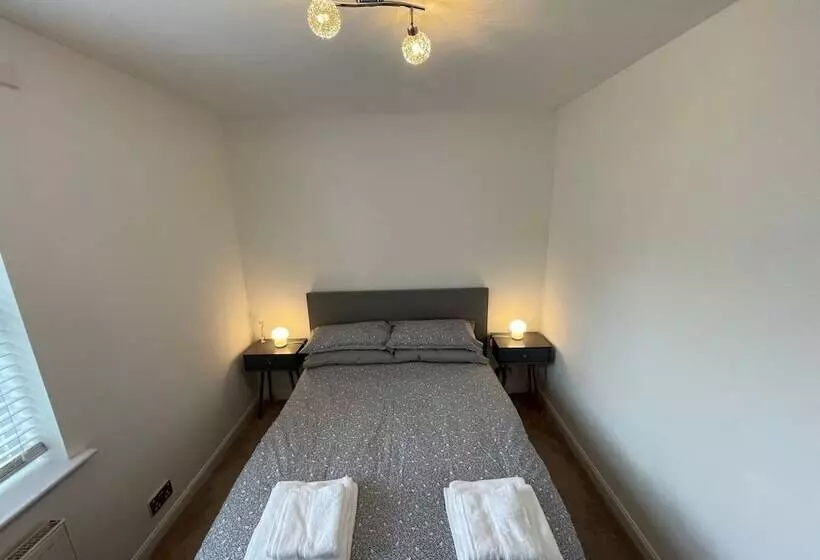 Beautiful 2 Bed Apartment In Renfrew