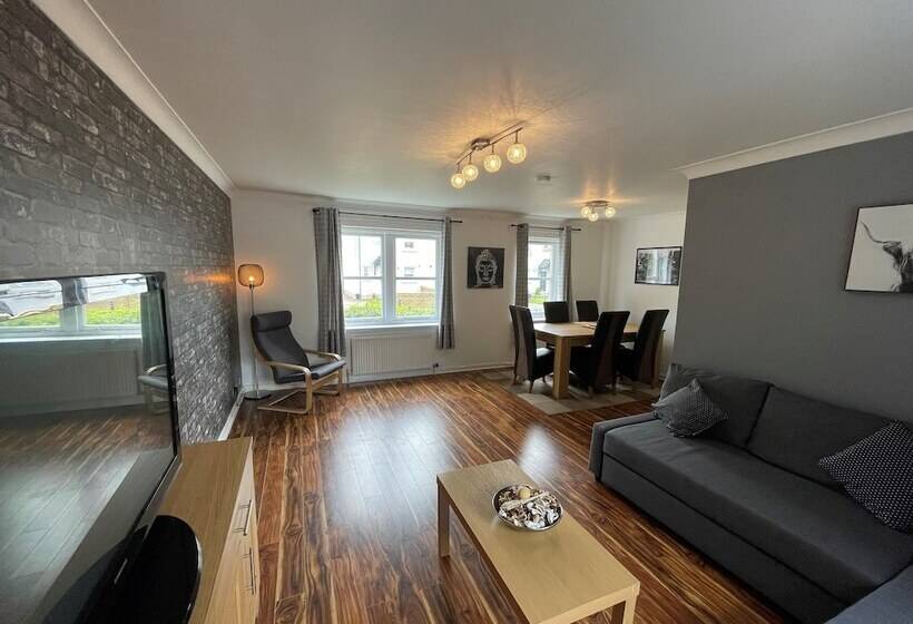 Beautiful 2 Bed Apartment In Renfrew