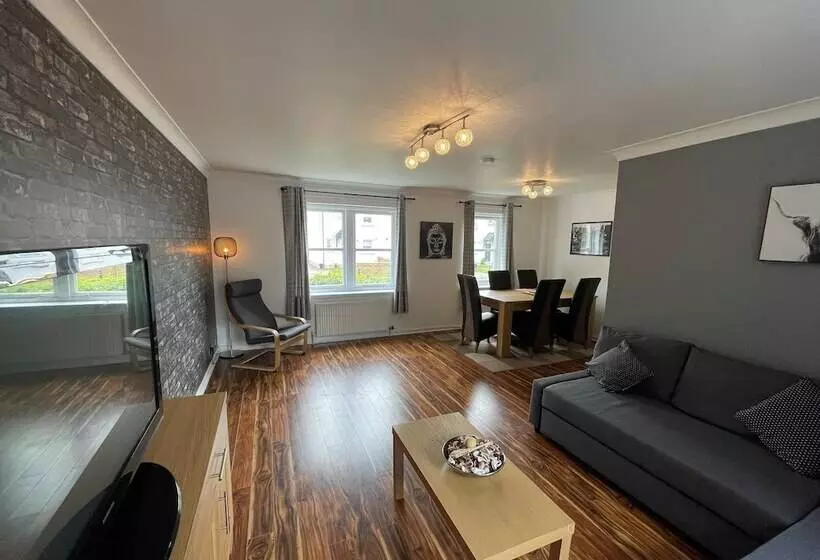 Beautiful 2 Bed Apartment In Renfrew