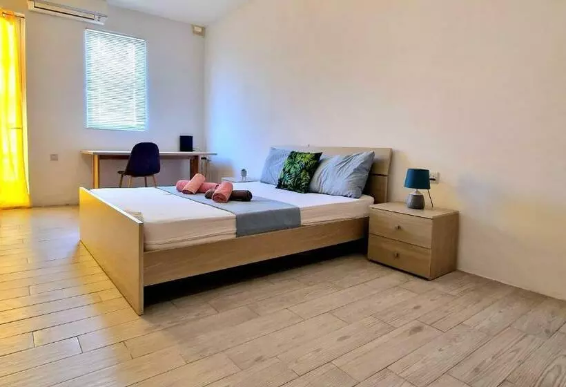 پانسیون City Center Properties   Modern & Spacious   Room 3