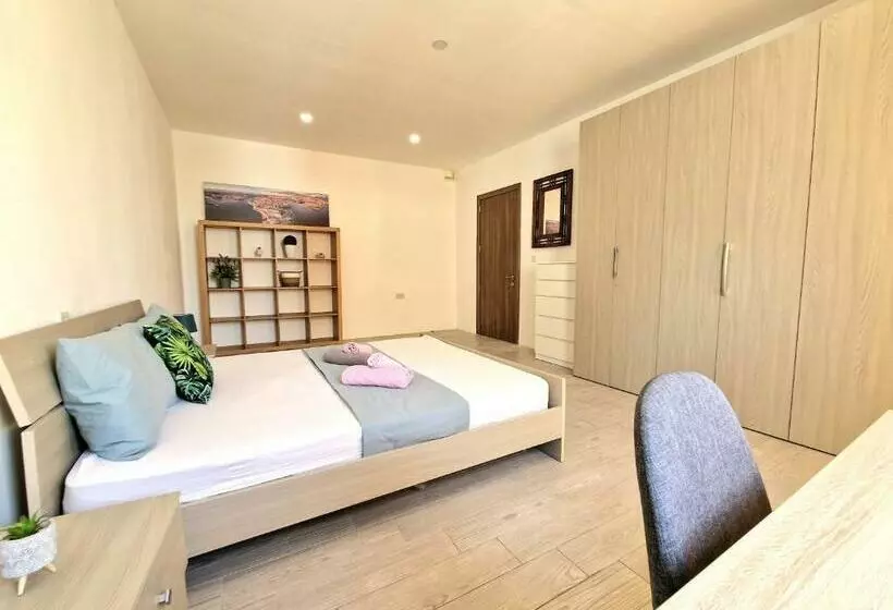 پانسیون City Center Properties   Modern & Spacious   Room 3