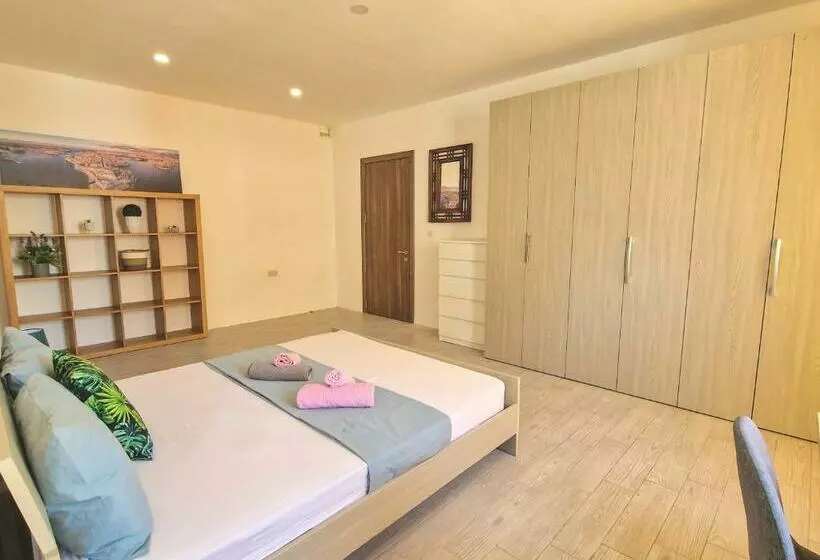 پانسیون City Center Properties   Modern & Spacious   Room 3