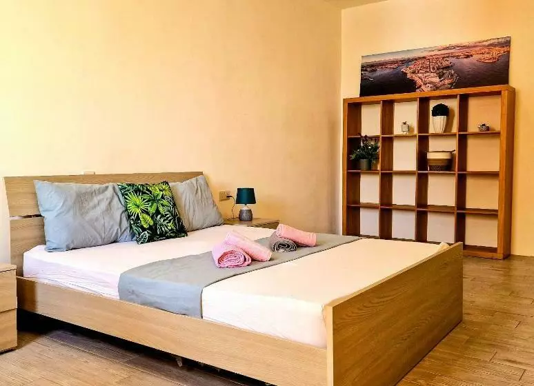 پانسیون City Center Properties   Modern & Spacious   Room 3
