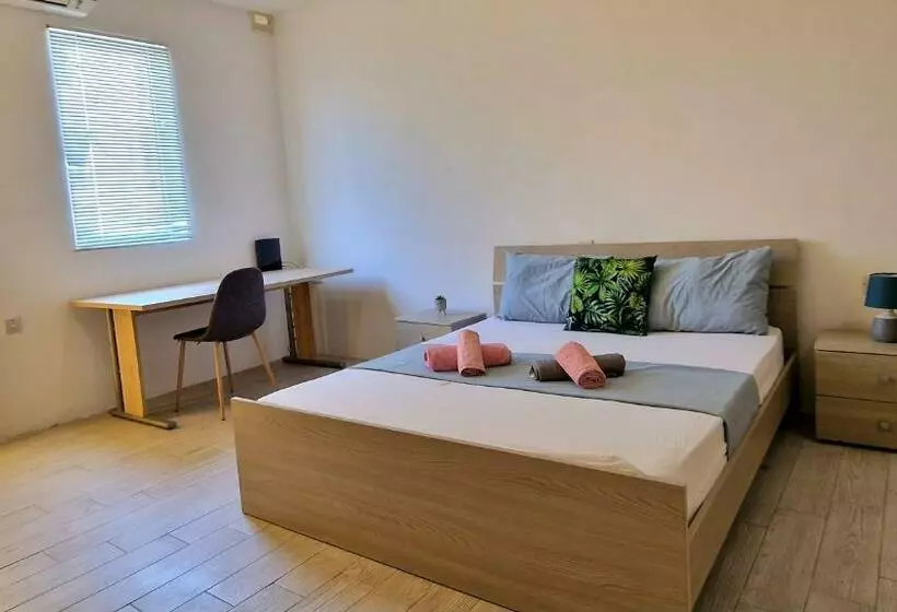 پانسیون City Center Properties   Modern & Spacious   Room 3
