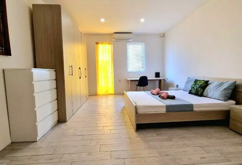 پانسیون City Center Properties   Modern & Spacious   Room 3