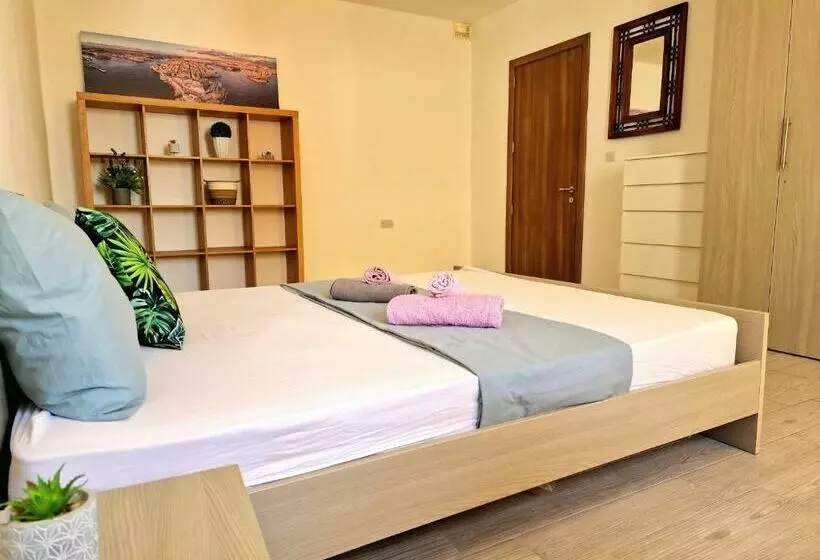 پانسیون City Center Properties   Modern & Spacious   Room 3