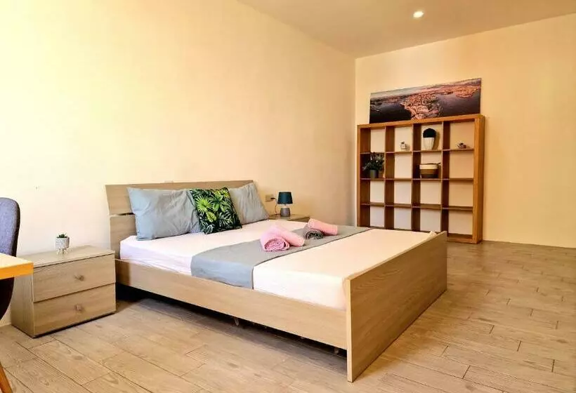 پانسیون City Center Properties   Modern & Spacious   Room 3
